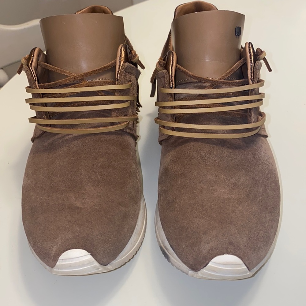 Esse ut Esse Suede sneaker! Beautiful color that has been worn 5 or less times.